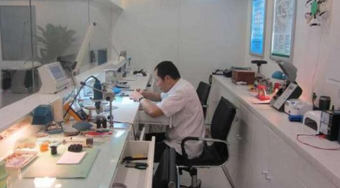 天梭手表售后维修价格（天梭手表外观损坏的解决技巧）