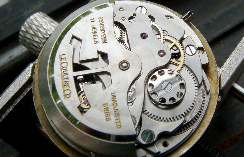 天梭手表维修服务中心（修复天梭手表表壳划痕的方法）